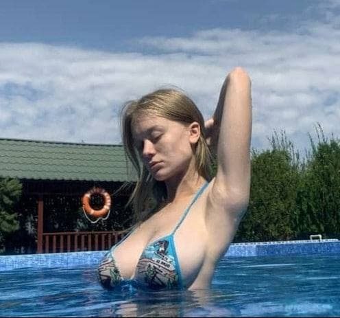 Грудь в бассейне
