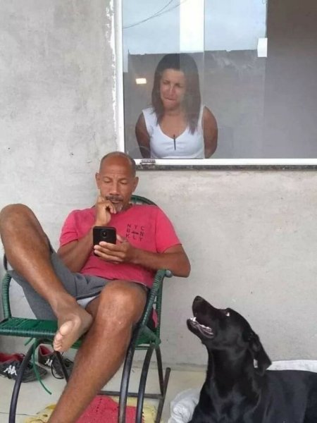 Спалились на заднем плане