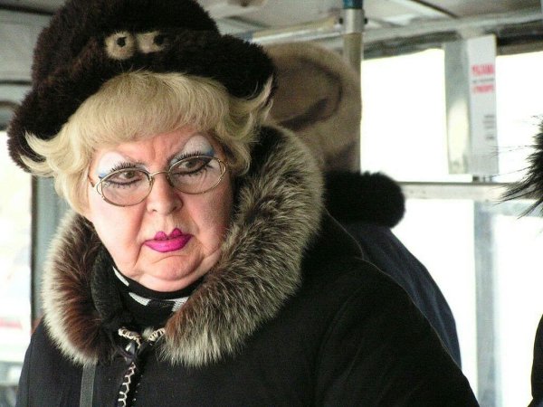 Накрашенные пожилые женщины