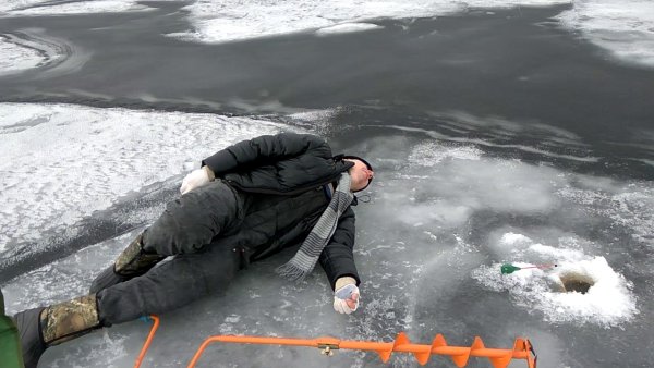 Пьяные рыбаки на зимней рыбалке