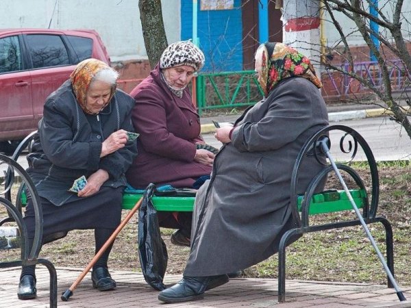 Бабульки на скамейке