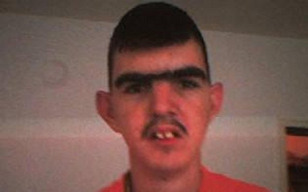 Ахмед монобровь
