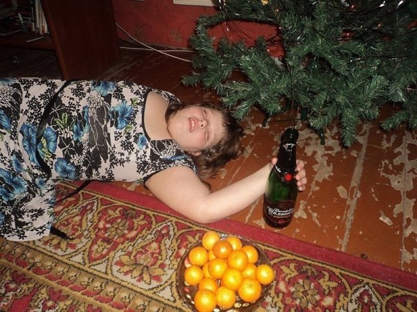 Бухает под елкой