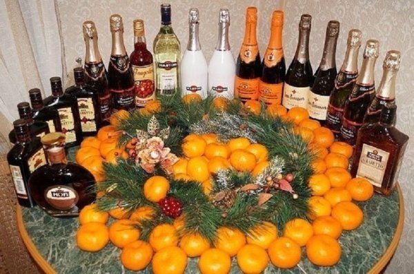 Новогодний стол с алкоголем