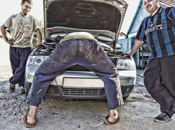 Смешной автослесарь