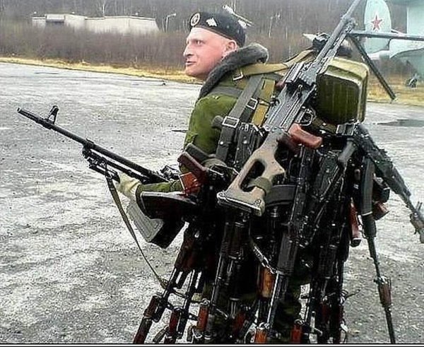 Солдат обвешанный оружием