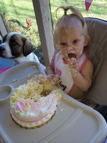 Девочка ест торт