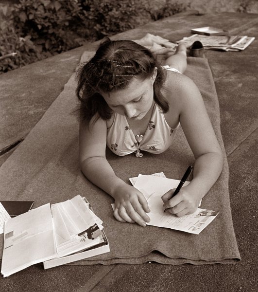 Девушка пишет письмо