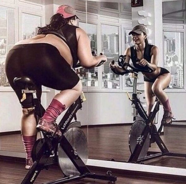 Смешные девушки в спортзале