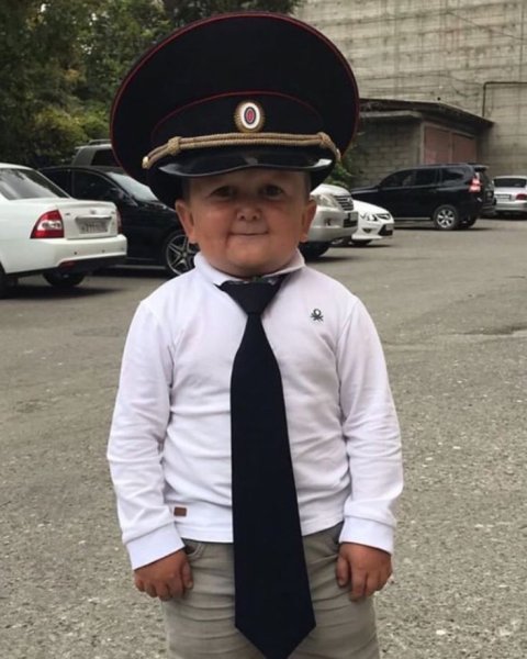 Карлик полицейский