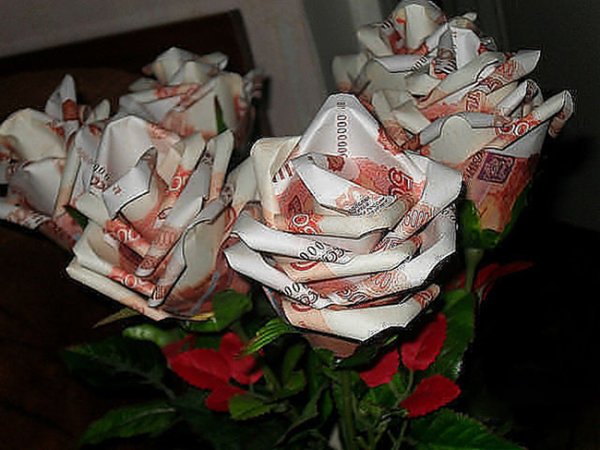 Букет из пятитысячных купюр