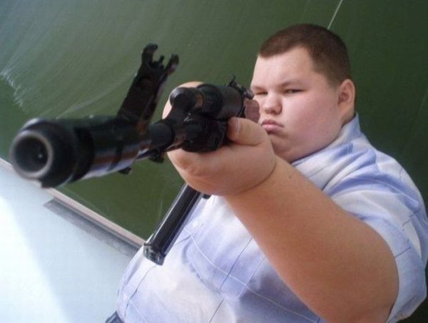 Школьник с автоматом
