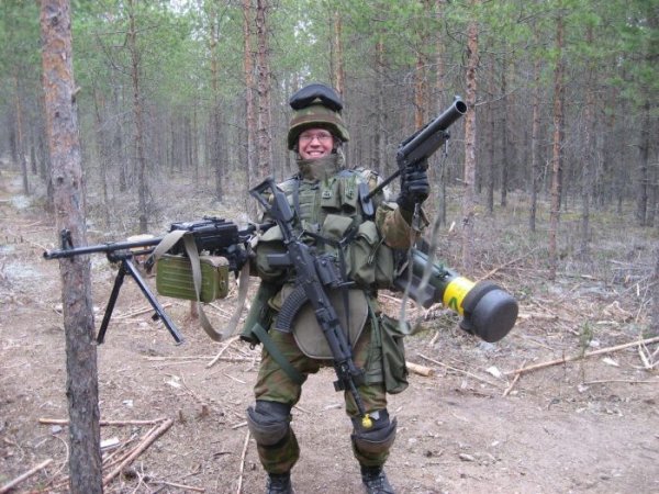 Военный с кучей оружия