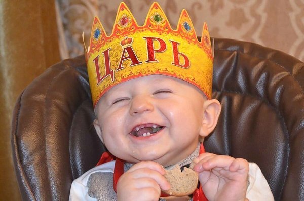 Ребенок с короной на голове