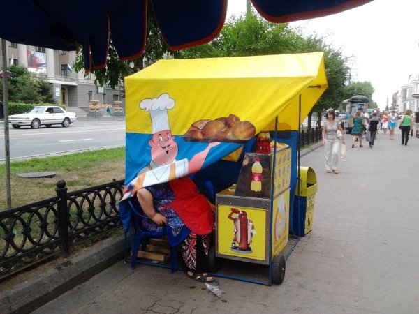 Продавец в торговой палатке
