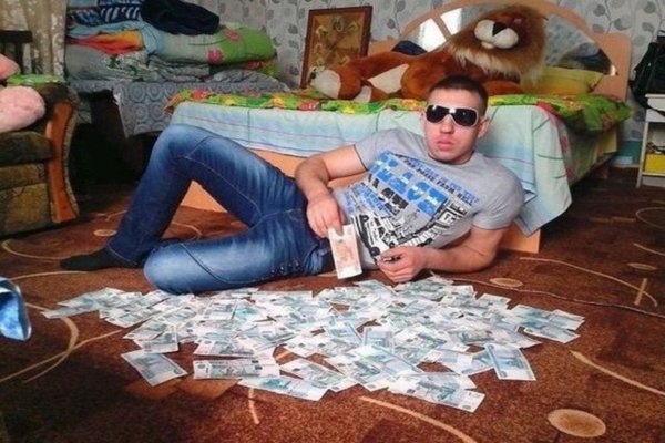 Мужчина с кучей денег