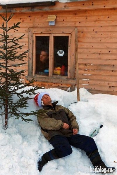 Парень на даче зимой