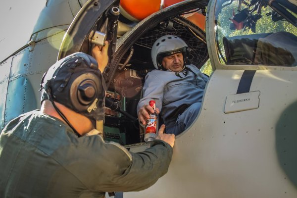 Военный летчик в самолете