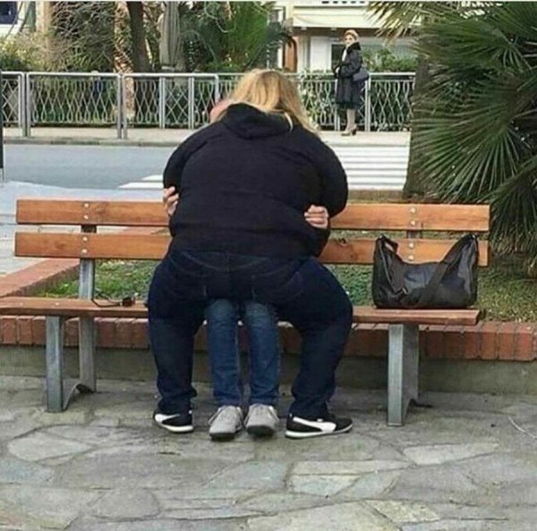 Толстая девушка на коленях
