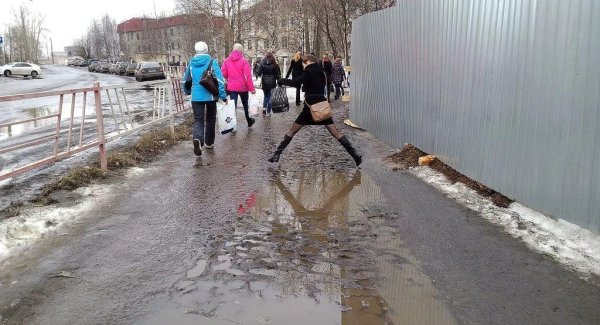 Весной грязные лужи