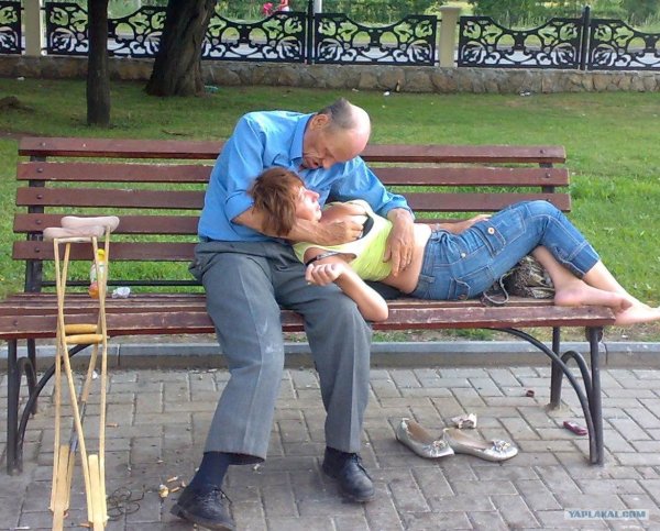 Пьяный мужчина на лавочке