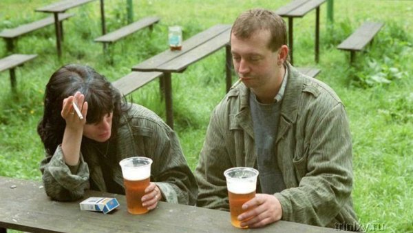 Парень выпивает