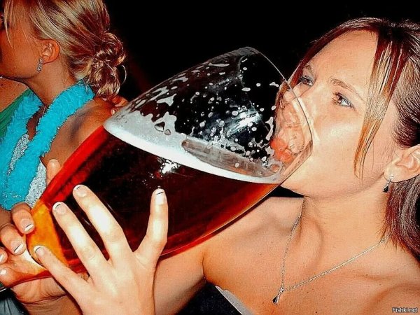 Девушка пьет