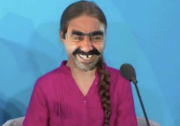 Ашот улыбается