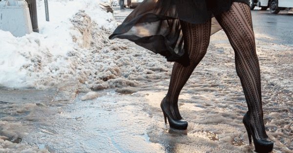 Девушка на каблуках по льду