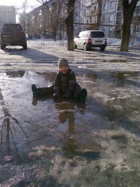 Лужи весной