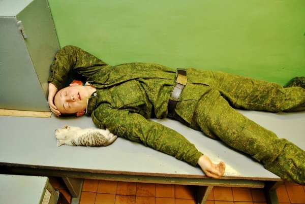 Солдат спит