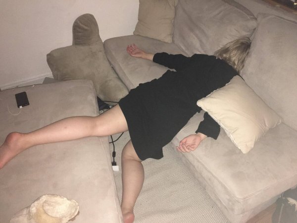Пьяные девушки в постели