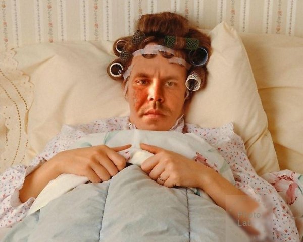 Женщина спит в бигудях