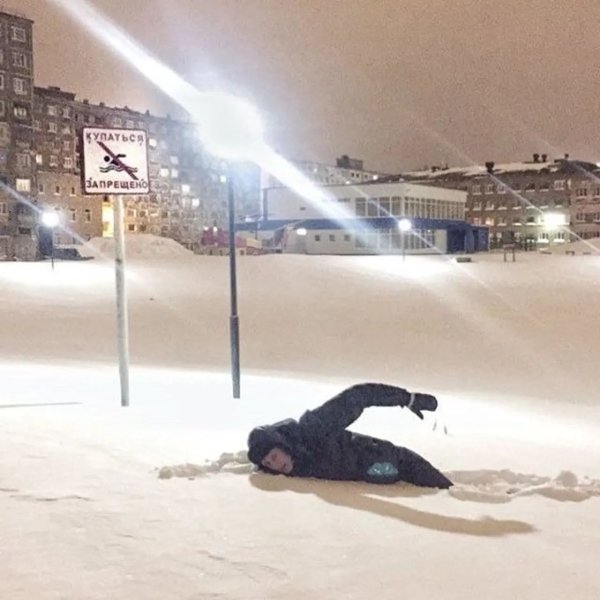 Человек в сугробе Мем