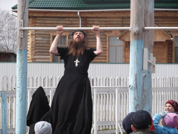 Веселый священник