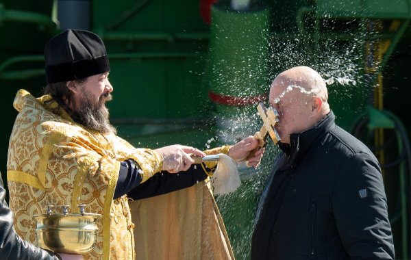 Батюшка в церкви