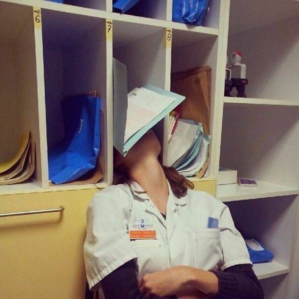 Уставшая медсестра