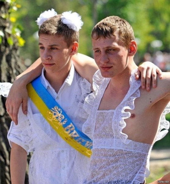 Парни на выпускном