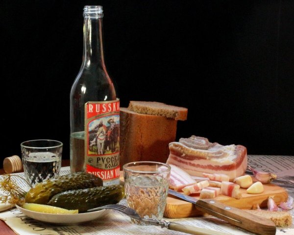 Водка с русской закуской