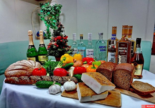 Стол с выпивкой и закуской