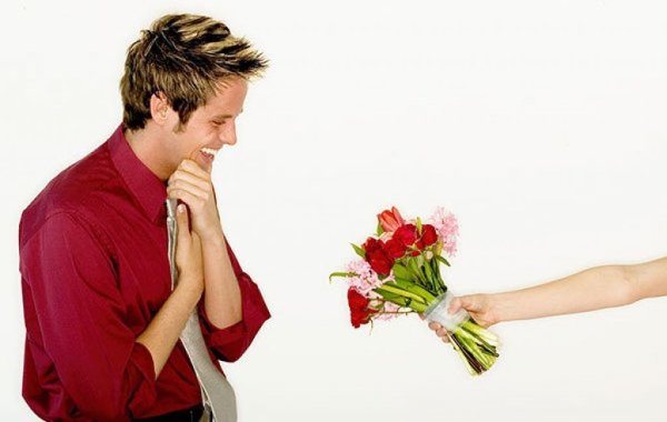 Женщина дарит цветы мужчине
