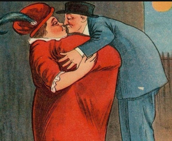 Женщина целует мужчину