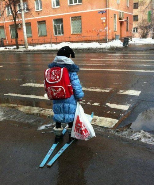 Лыжник на асфальте