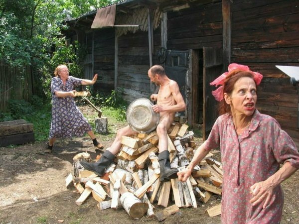 Женщина с дровами